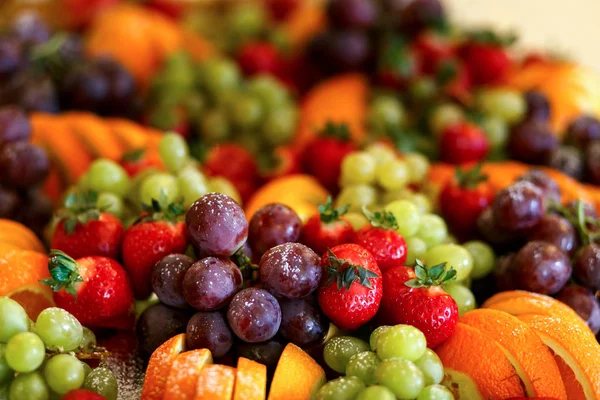 Deliciosa mesa de frutas con diferentes dulces —  Fotos de Stock