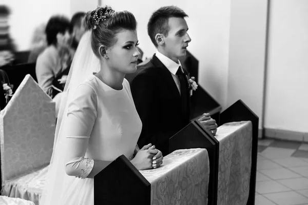 Наречений і наречений готуються до спілкування — стокове фото