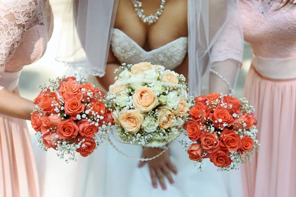 幸せな花嫁とブライドメイド — ストック写真
