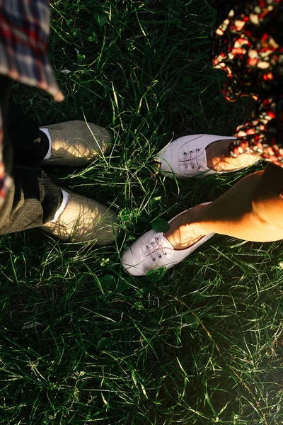 Ноги счастливых стильных хипстеров — стоковое фото