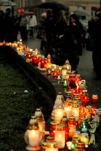 Multidão de pessoas acendendo velas — Fotografia de Stock