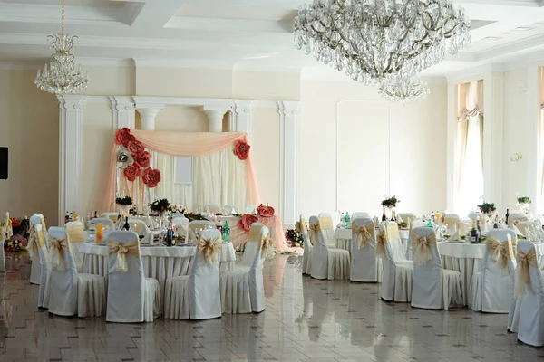 Luxury decorated round tables — Stock Photo, Image