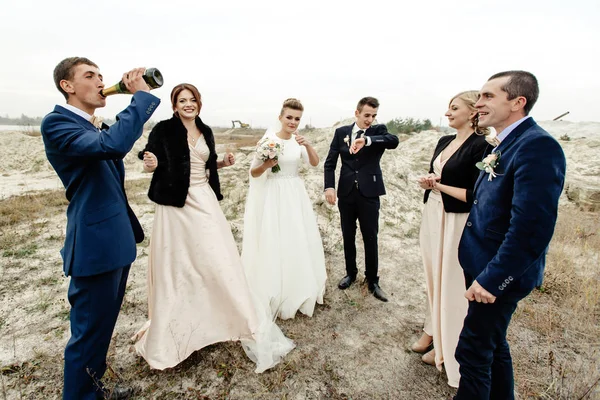 Noiva e noivo com padrinhos e damas de honra — Fotografia de Stock