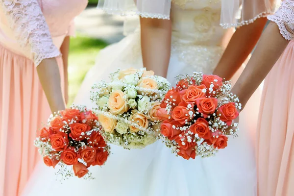 Felice sposa e damigelle d'onore — Foto Stock