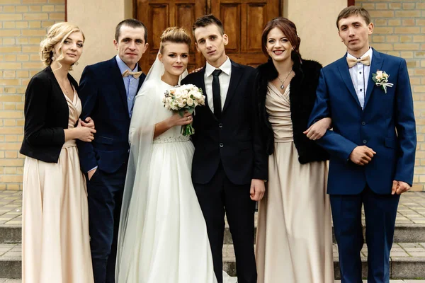 Bride and groom with  groomsmen and bridesmaids — Stock Photo, Image