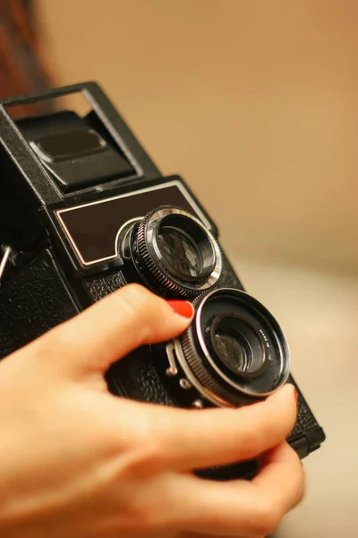 Mulher segurando câmera de filme analógico — Fotografia de Stock