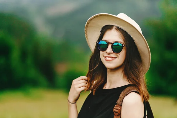 Mulher hipster elegante em chapéu — Fotografia de Stock