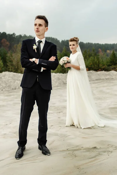 摆姿势的时尚新郎和新娘 — 图库照片