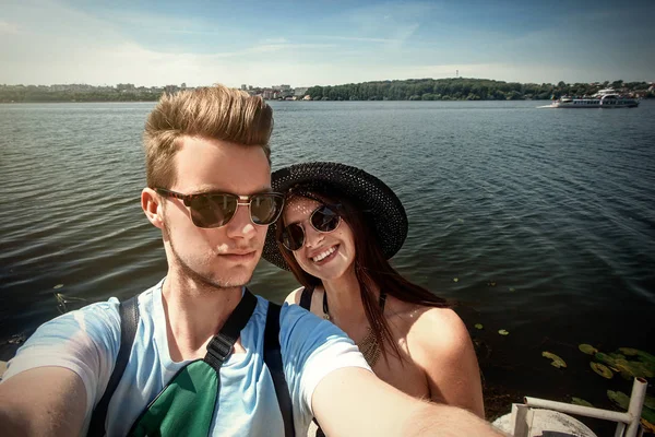 Heureux couple élégant prendre selfie — Photo