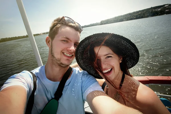 Feliz elegante pareja tomando selfie —  Fotos de Stock