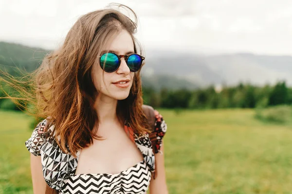 Mujer hipster elegante viajero — Foto de Stock