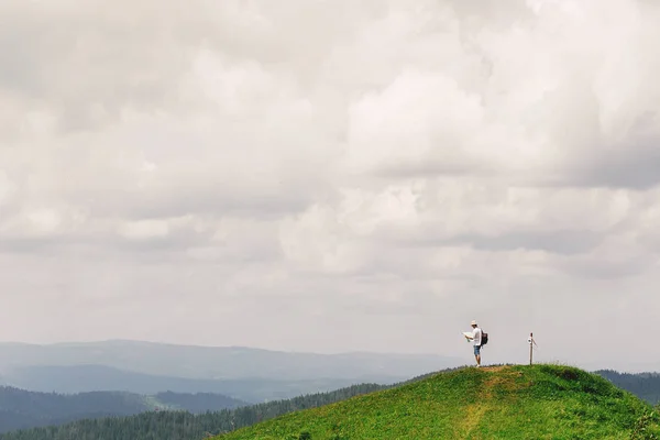 Viaggiatore hipster in cima alle montagne — Foto Stock