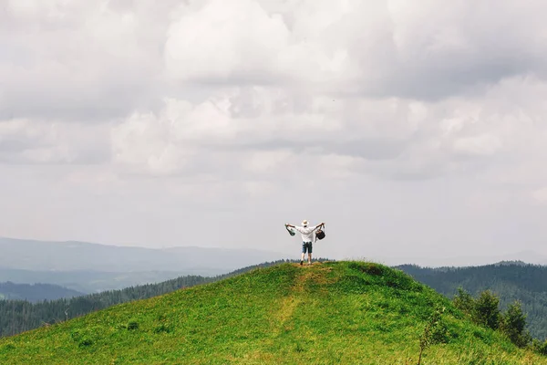 Viaggiatore hipster in cima alle montagne — Foto Stock