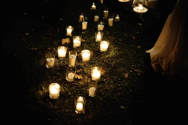 Luz de vela em lanternas de vidro — Fotografia de Stock