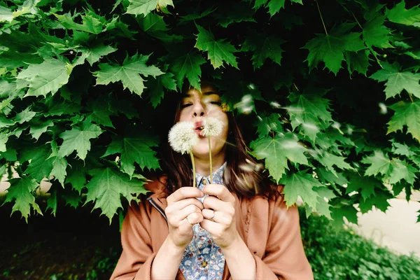 Hipster girl holding dandelion — Stock Photo, Image