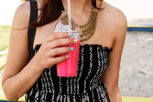 Женщина держит красочный розовый коктейль — стоковое фото