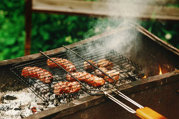 Salchichas asadas a la parrilla —  Fotos de Stock