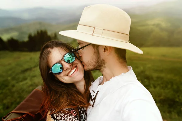 Κομψό hipster άνθρωπος φιλιά τη γυναίκα του — Φωτογραφία Αρχείου