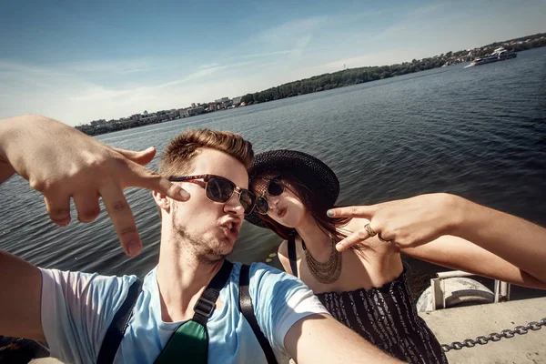 Feliz elegante pareja tomando selfie — Foto de Stock