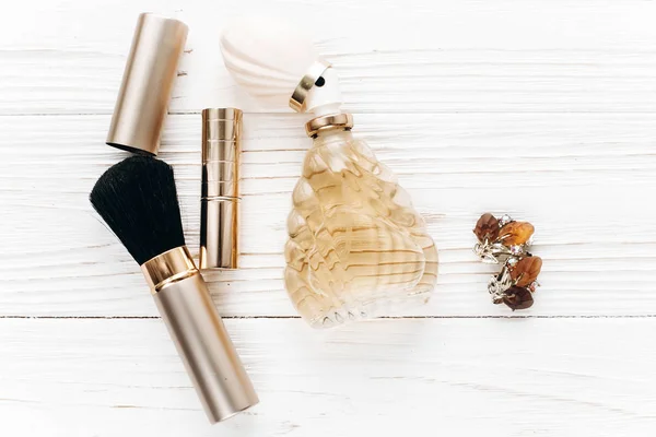 Luxus ékszerek, parfümök, make up és essentials — Stock Fotó