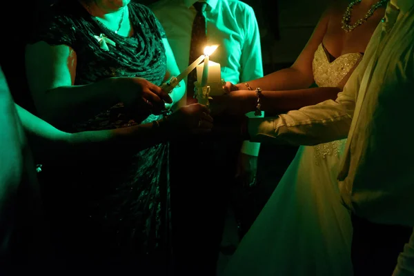 Νύφη και το γαμπρό να πάρει φως των κεριών — Φωτογραφία Αρχείου