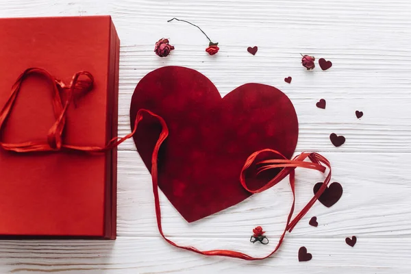 Corações de veludo elegantes e presente vermelho — Fotografia de Stock