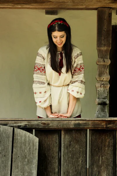 Mujer en ropa de bordado ucraniano nacional —  Fotos de Stock