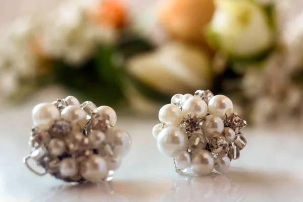 Luxury pearl kolczyki z kamieniem — Zdjęcie stockowe