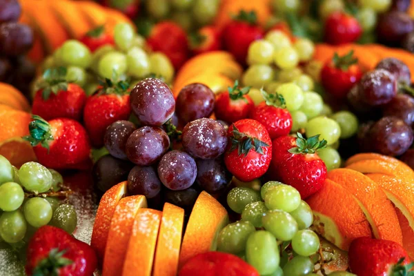 Delizioso tavolo di frutta con diversi dolci — Foto Stock