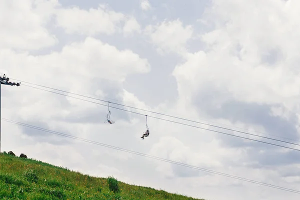 您可以乘坐缆车卷扬机在阳光灿烂的夏天山 — 图库照片