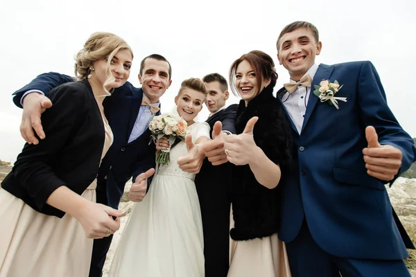 Noiva e noivo com padrinhos e damas de honra — Fotografia de Stock