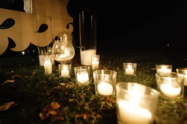 Luz de vela em lanternas de vidro — Fotografia de Stock