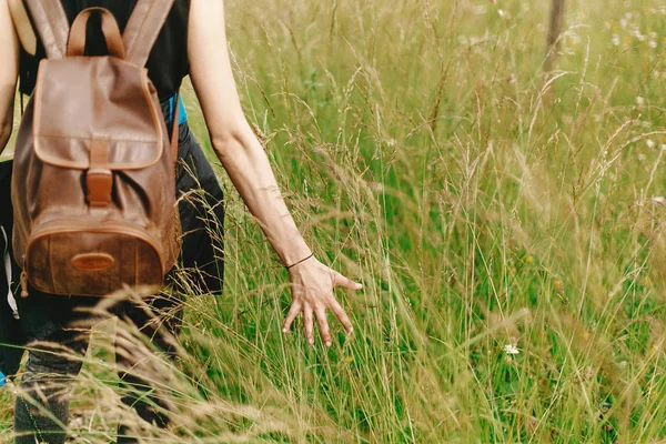 Viajero hipster caminando en la hierba —  Fotos de Stock