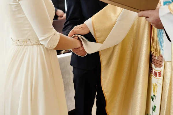 Stijlvolle bruid en elegante bruidegom — Stockfoto