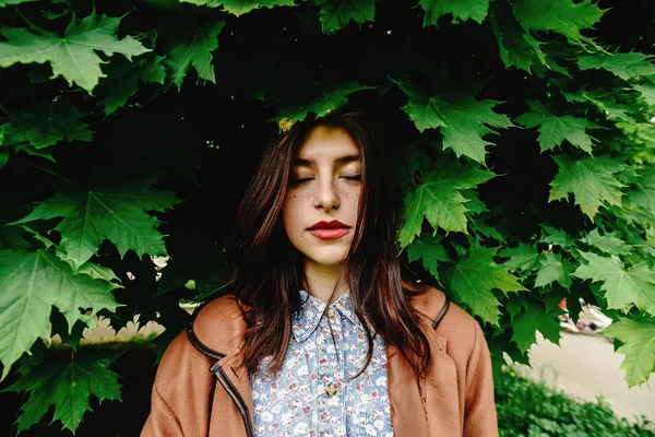 Mujer de pie bajo el árbol verde increíble — Foto de Stock