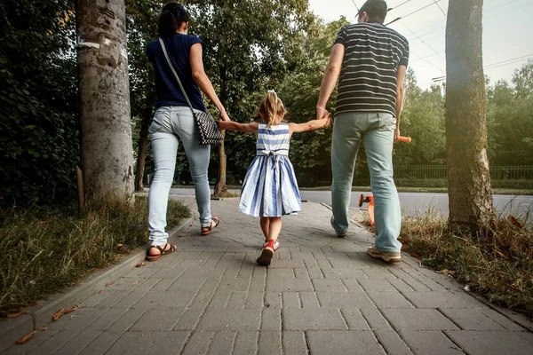 พ่อแม่จับมือกับลูกสาว ภาพถ่ายสต็อกที่ปลอดค่าลิขสิทธิ์