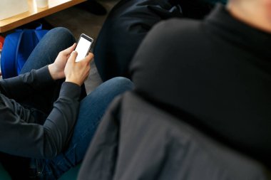 şık adam holding telefon