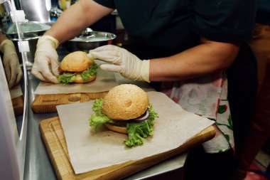Hamburger yapma süreci.
