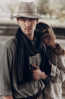 Yakışıklı kovboy erkek kadınla