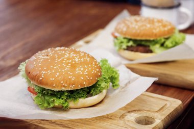 ahşap masa üzerine salata ile lezzetli hamburger