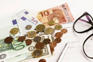 para, kalem, kağıt ve gözlük 