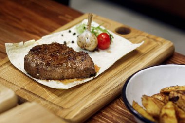 Sulu ızgara biftek ile kızarmış patates 