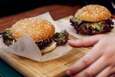 ahşap masa üzerine salata ile lezzetli hamburger