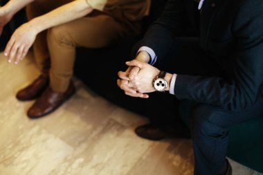 İş toplantısındaki insanların elleri,