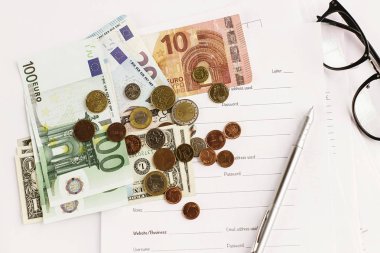 para, kalem, kağıt ve gözlük 