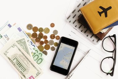 pasaport, para, telefon ile harita 