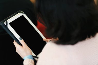 şık kadın holding tablet 