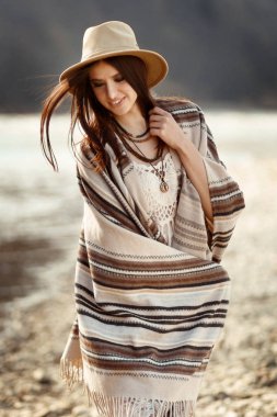 kadın hipster nehir Sahilde yürüyüş