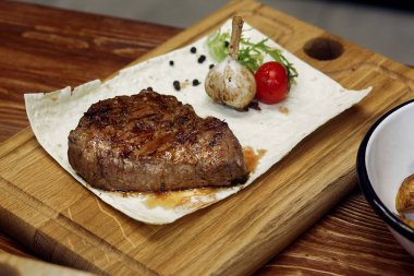 Sulu ızgara biftek ile kızarmış patates 