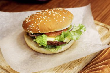 çizburger veya hamburger salata ile servis 